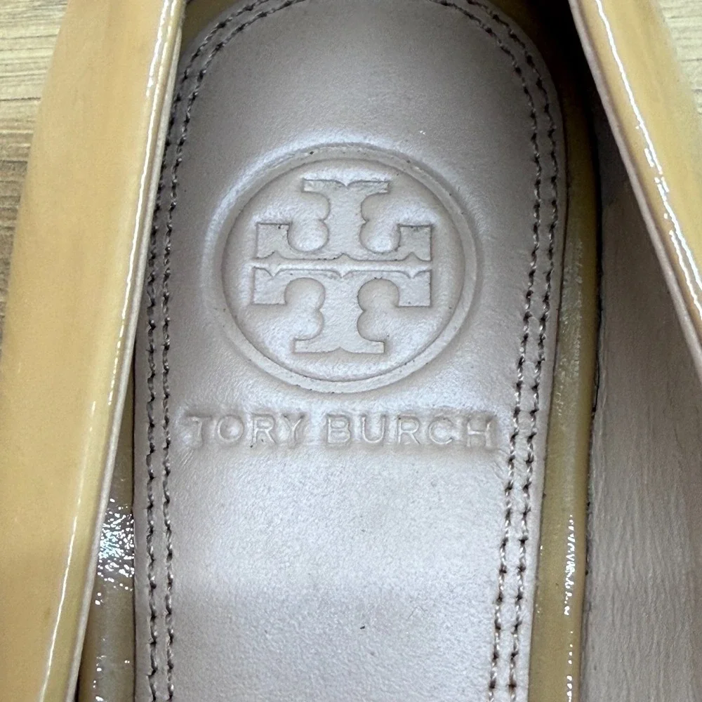 Tory Burch Trudy Peep Toe Flats 6.5 M Nude Tan Patent Leather Bow Gold logo